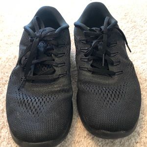 Black nike shoes